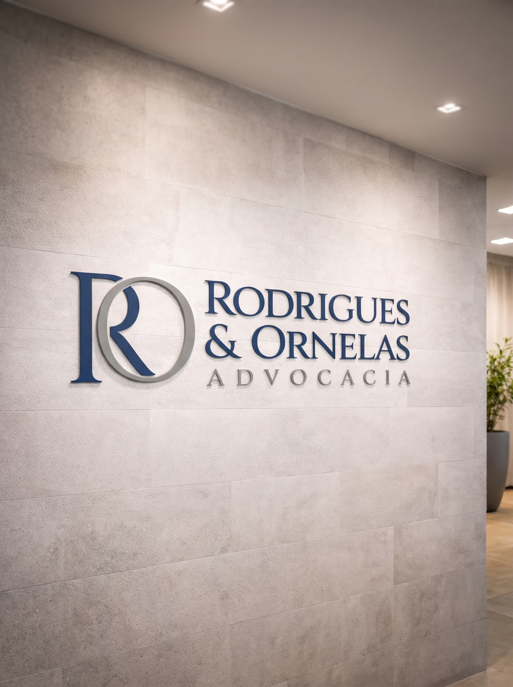Logo Rodrigues & Ornelas Advocacia na parede do escritório